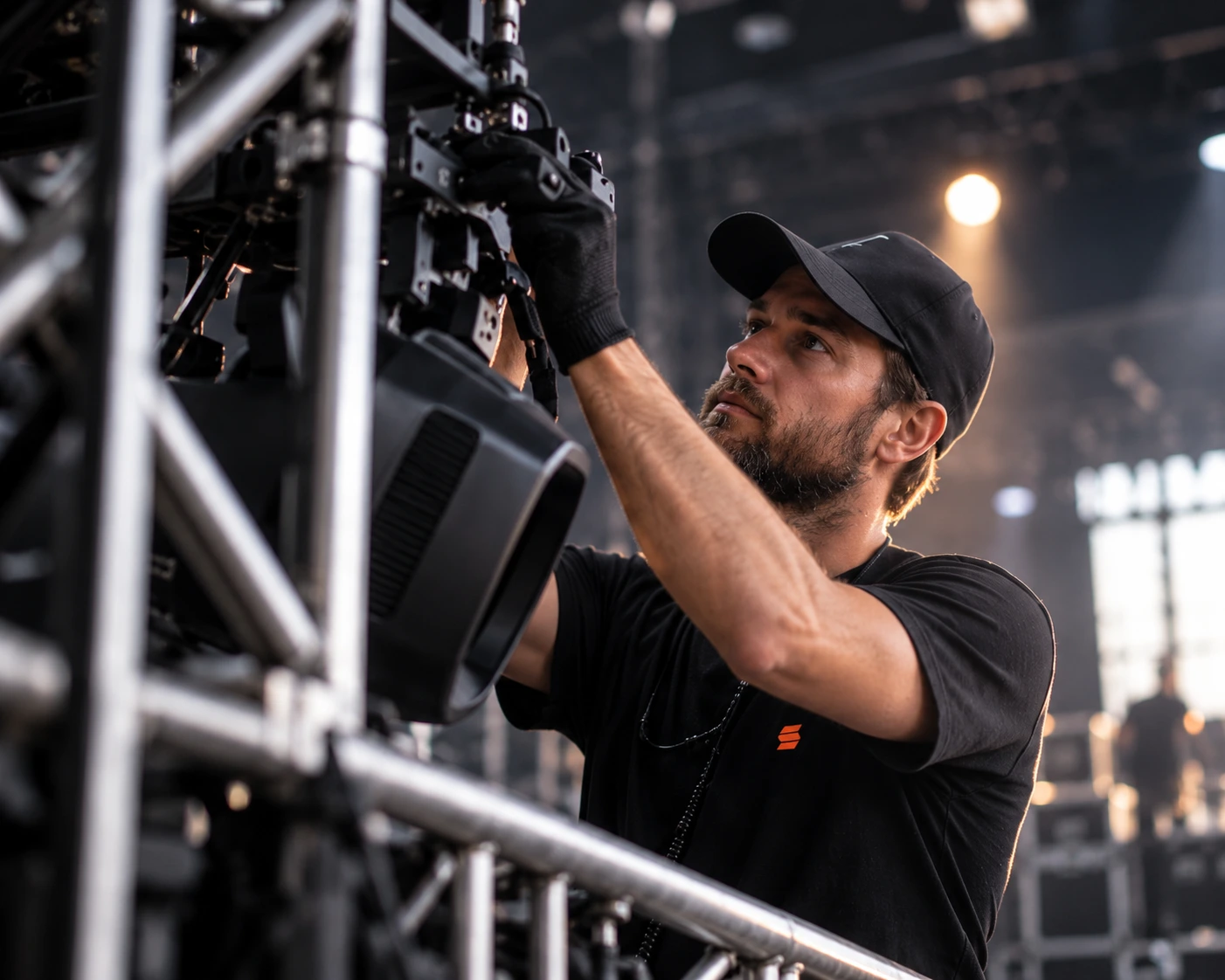 Stagehands en operators bouwen samen een podiumset op.