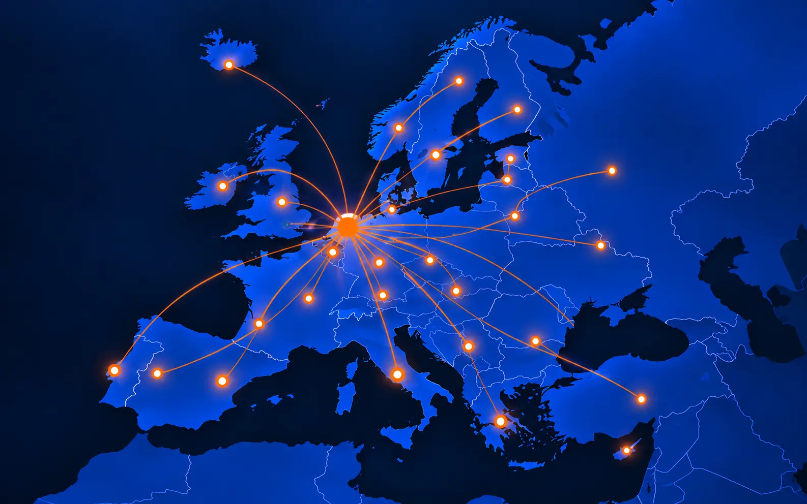 Modern Europees congrescentrum tijdens de opbouw, met AV-professionals op het podium.