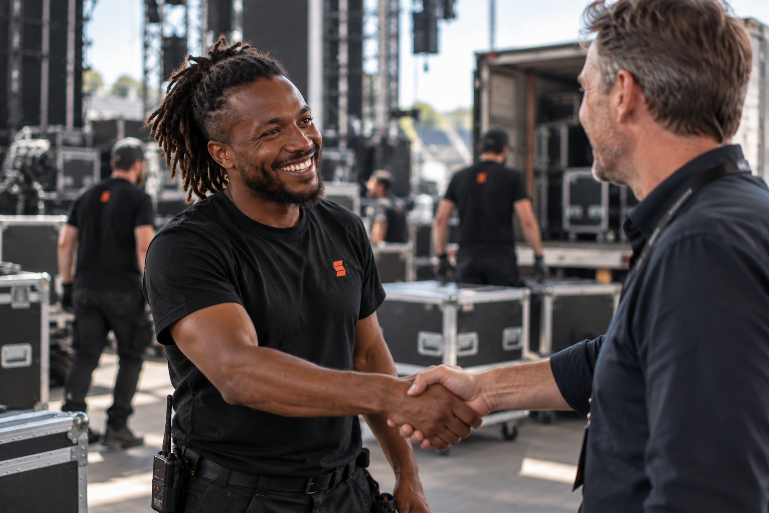 Consultant en AV-professional schudden elkaar de hand in de foyer van een venue.