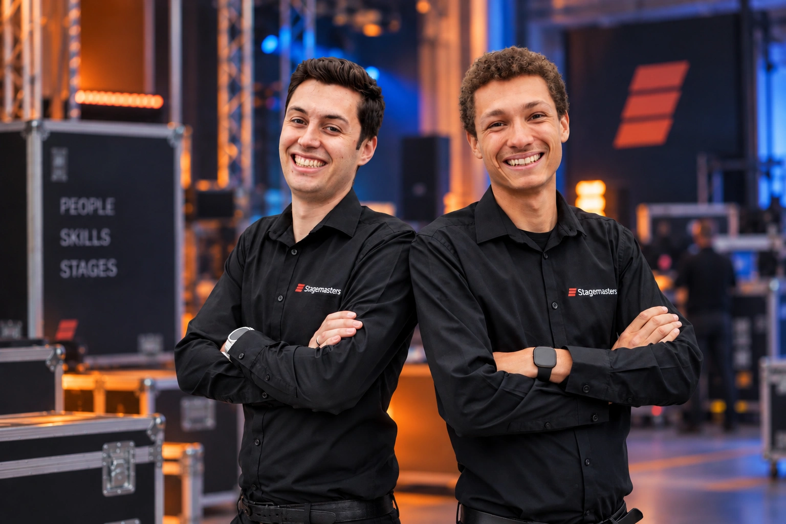 Technicus stelt op een hoogwerker een line-array af in een lege zaal.