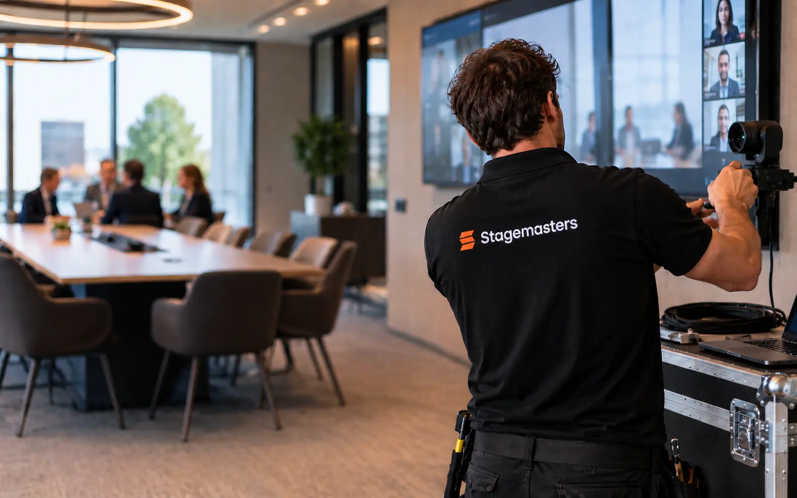 Trainer legt een videomatrix uit aan twee professionals tijdens een hands-on training.