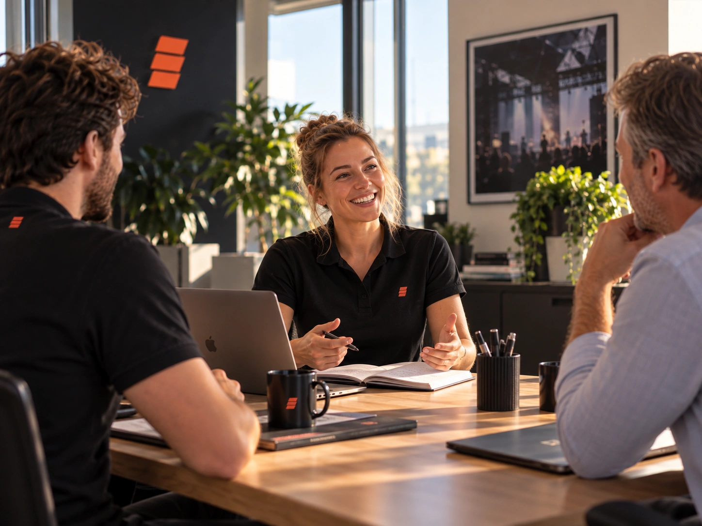 Kennismakingsgesprek tussen een netwerkconsultant en een AV-professional aan een lichte tafel.