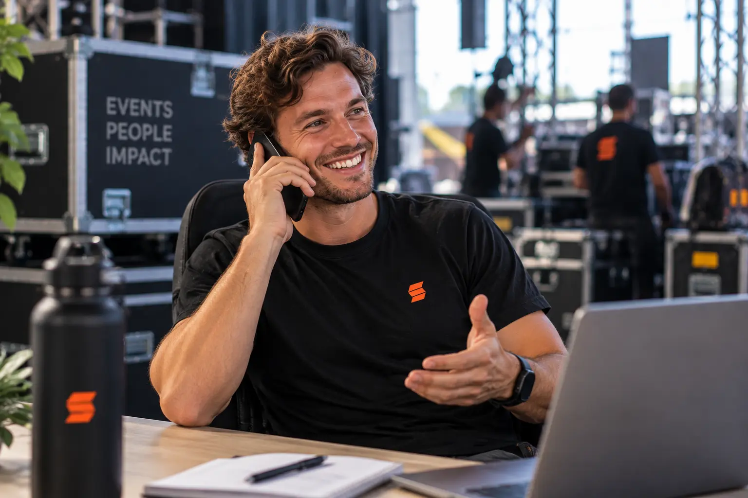 Twee consultants matchen een aanvraag bij een planningswand met profielen en beschikbaarheid.